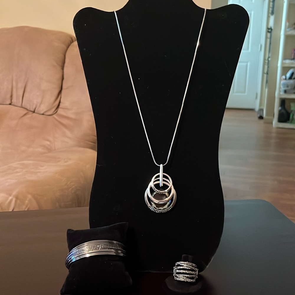 Long necklace and small earrings p